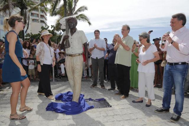 Inauguracao-da-estatua-de-Tom-Jobim-na-orla-da-praia-de-Ipanema-no-Rio-de-Janeiro-foto-Ricardo-Cassiano-PMRJ_201412080001-850x566