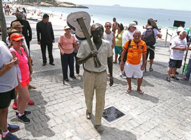 Inauguracao-da-estatua-de-Tom-Jobim-na-orla-da-praia-de-Ipanema-no-Rio-de-Janeiro-foto-Ricardo-Cassiano-PMRJ_201412080002-850x626