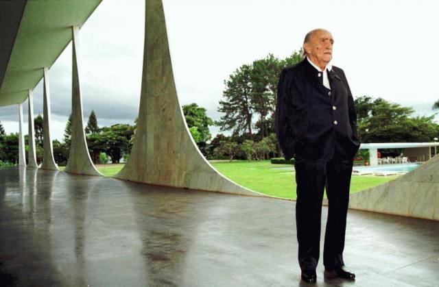 Se-estivessse-vivo-o-arquiteto-Oscar-Niemeyer-completaria-107-anos-hoje-15-de-dezembro-de-2014-foto-Rircardo-Stuckert-PR18-03-2003_201412150001-850x557