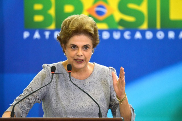 zzJC_Dilma-Rousseff-e-juristas-durante-ato-em-defesa-da-democracia_22032016009-850x566